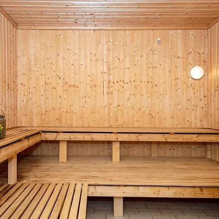 아파트 6 Person In *